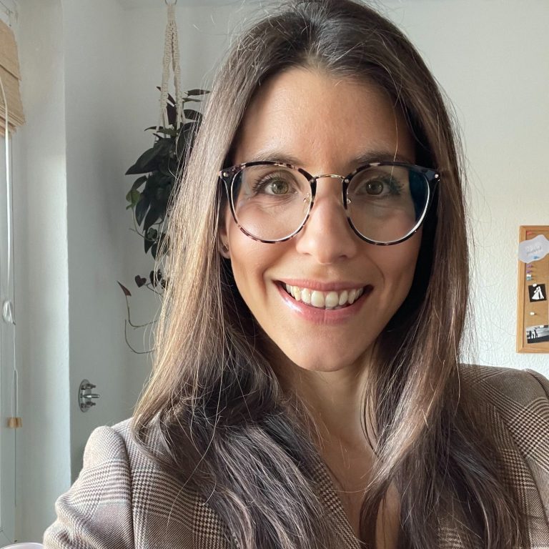 Offene Haare, Brille